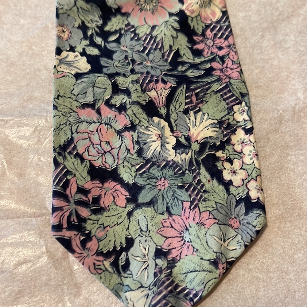 Used tie - Picture 2 of 10